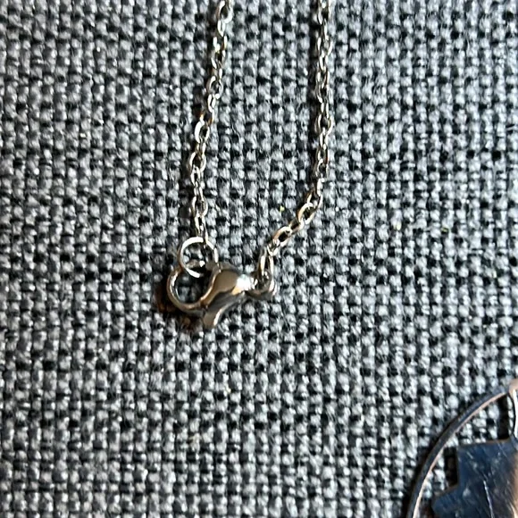 Skull couple pendant and chain - Picture 3 of 3